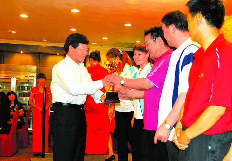 中国有色金属工业协会会长康义向冠军获得者金川集团有限公司颁奖.
