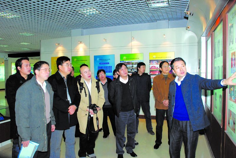 山东铝业公司党委书记尹雪春向记者们介绍该公司的创业史。