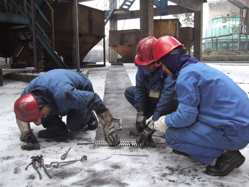 10日检修人员正在雪地里装配待修皮带卡具。