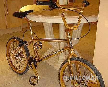 黄金的BMX自行车