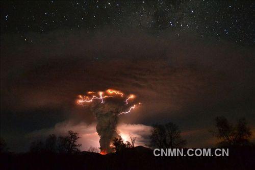 普耶韦火山喷发，绚烂的闪电让景象更为壮观。