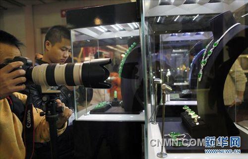11月23日，一款翡翠项链吸引了摄影爱好者的镜头。