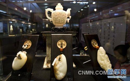 这是11月23日在2011中国国际珠宝展上拍摄的玉器。