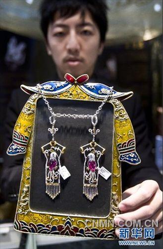 11月23日，参展商在2011中国国际珠宝展上展示一款名为“鹦鹉旗袍”的项链。