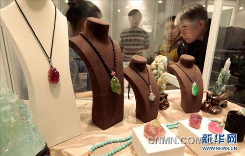 11月23日，观众在2011中国国际珠宝展台湾展台参观珠宝首饰。