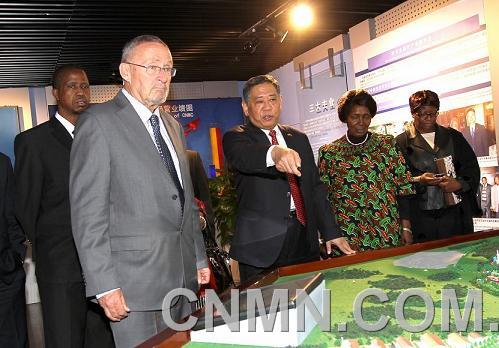 赞比亚副总统斯科特参观中国有色集团展厅