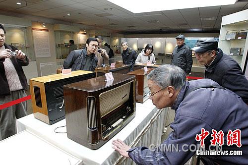 上海三民博物馆举行“中外收音机珍藏展”。