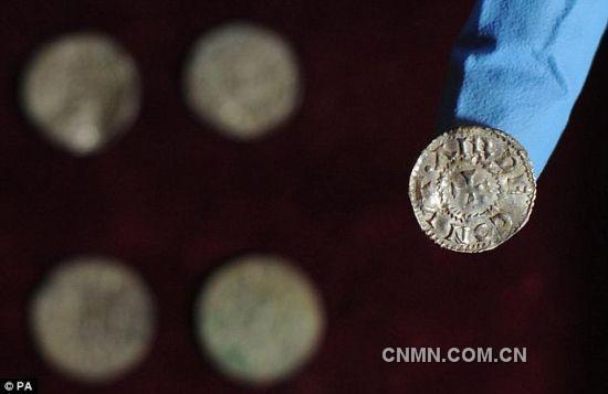 一枚维京海盗银币，上面铸有“阿尔瓦杜斯”(Alwaldus)这个名字，可能是指阿尔弗雷德大帝的侄子
