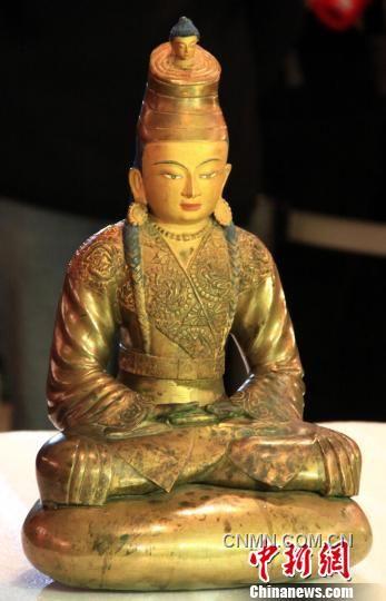 铸造于13-14世纪的松赞干布鎏金铜像在长沙开箱亮相 。