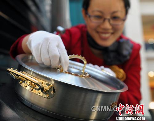 12月12日，河北石家庄先天下广场工作人员正展示一个价值380万人民币的钻石锅。
