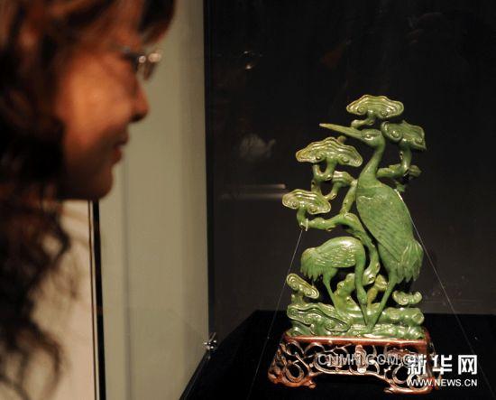 11月29日，观众在台北历史博物馆观赏碧玉雕仙鹤灵芝。