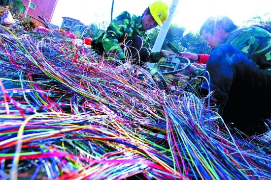 惠安县内一段通信电缆被盗割，工作人员在加紧抢修