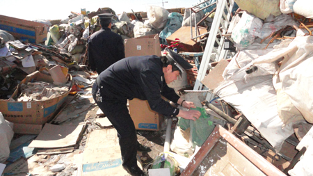 民警对废旧金属收购点进行清理检查工作