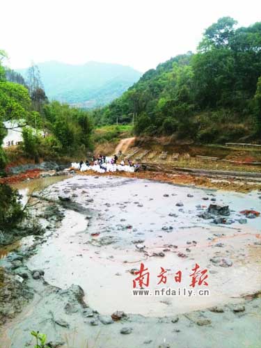 非法铝灰厂无牌照无厂名 污水玷污千亩农田2
