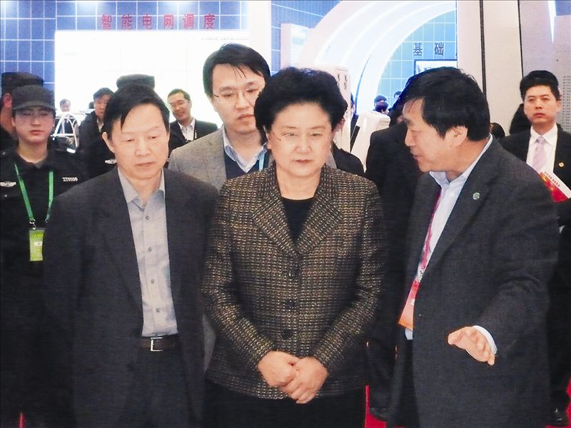 为全面总结和展示宣传我国在“十一五”期间科技工作取得的重大成就,大力弘扬自主创新精神,国家科技部、中央组织部、国家发改委、财政部和解放军总装备部等单位牵头组织的以“创新驱动、跨越发展”为主题的“十一五”国家科技重大成就展览会,3月8日,在国家会议中心隆重开幕。全国政协副主席、致公党中央主席、科学技术部部长万钢主持开幕式,中央组织部、国家发改委、财政部和解放军总装备部等单位领导应邀出席。中共中央政治局委员、国务委员刘延东在万钢的陪同下,来到有色行业展位,并仔细地观看了模型。此次展览会上,电解铝行业在技术进步和技术创新方面取得的成就,还得到了科技部有关领导的充分肯定。此外,东营方圆有色金属有限公司与中国恩菲工程技术有限公司等单位承担的国家科技支撑计划项目“吹氧造锍多金属捕集技术”也参加了展览。