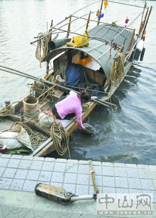 渔民不打鱼改行“捞铁”一天可捞50公斤铁