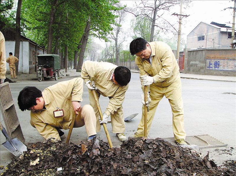 在主汛期即将到来之际，中铝河南分公司运输部党委积极组织6个党支部100余名党员、员工，义务对企业所在地及厂区内155个下水道进行了清理。广大员工不怕脏、不怕累，克服车流量大、下水道淤积严重、异味呛人等困难，疏通了下水道，保证了汛期道路排水畅通，极大地方便了附近居民和员工的出行，受到过往行人的一致称赞。图为员工在清理下水道。