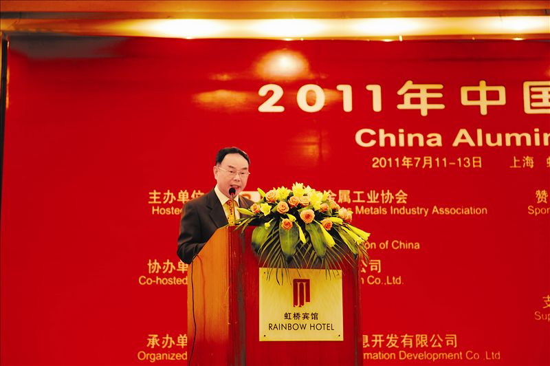 7月11日,中国有色金属工业协会会长陈全训在沪会见了来访的美国爱励集团总裁、美洲铝业协会会长史蒂夫先生。双方就今后的合作达成了共识。双方认为,加强企业间的相互合作,相互投资十分重要,中方支持并鼓励外方来华投资,中方愿就再生金属领域、人才培养方面进一步加强合作与交流。双方还一致认为,建立和增进互信,加强对话,促进了解十分重要,在互信基础上的合作必将是牢固的和可靠的,对双方是有益的。中国国际铝加工研讨会7月12日在上海举行,国际铝业协会秘书长让纳普及中外来宾200多人出席了会议。陈全训在开幕式上致辞,强调铝加工业作为整个行业的一个组成部分,在走向有色金属强国的道路上肩负着重任,他希望业界同行在产品的技术上和质量上以及扩大铝的再生利用方面做出更大的贡献并希望加强国际间的合作与交流。7月13日,每年一次的励展国际铝工业展览会在上海开幕。陈全训应邀在开幕式上致辞并剪彩。他对展会主办方和参展方寄予厚望,希望通过展览这一平台,促进国际间同行业的经济、技术、贸易的合作,为人类的共同发展贡献力量。陈全训在主办方人员的陪同下参观了部分国内外企业的展台。在上海期间,陈全训还会见了日本铝业协会专务理事村山拓己先生。