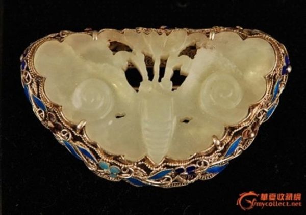 　　图为 银掐丝烧珐琅镶玉蝴蝶珮胸花。品相完好。背后有“SILVER”款识。尺寸：60*36MM，重27克。