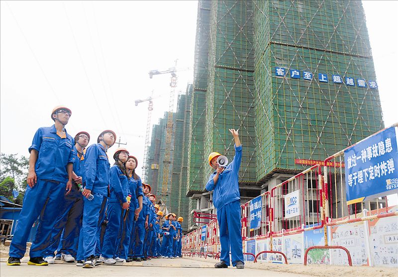 中国十五冶建新员工在金广厦棚户区改造工地上施工安全第一课