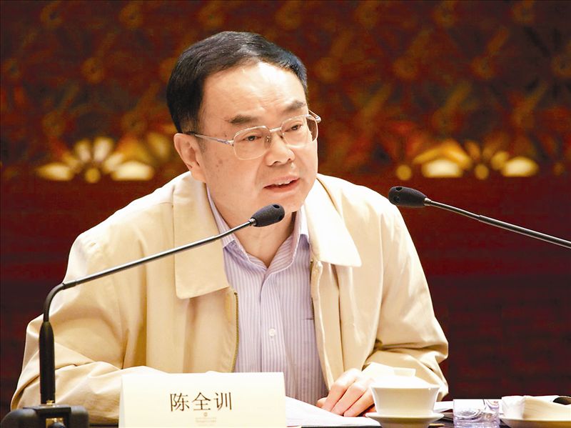 2011中国有色金属工业峰会·企业文化论坛于在内蒙古满洲里举办。国务院参事、中国有色金属工业协会会长陈全训出席会议并讲话，并就以下三点认识与大家交流。一、推进企业文化与管理的深度融合,提升企业管理水平。二、推进企业创新文化建设,打造企业核心竞争力。三、推进企业诚信道德文化建设,勇敢承担社会责任。陈会长还指出，改革开放30多年,中国的有色企业在实践中探索,在探索中创新,为中国的经济腾飞做出了不可磨灭的贡献。企业文化作为软实力之一,对于提升企业管理水平,提升企业核心竞争力,积极履行社会责任等方面发挥了不可替代作用。中国有色金属报社长期致力于推动企业文化建设的工作,在理论研究、实践创新等方面做了大量卓有成效的工作,特别是连续召开了几届企业文化论坛,产生了广泛的社会影响。希望大家努力把有色企业文化建设推进到一个新阶段,为促进有色企业又好又快发展,建设有色金属工业强国做出新的更大贡献!