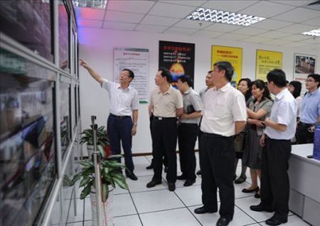 张建军行长（左二）一行在彭本超副总经理的陪同下参观深圳总部的监控系统
