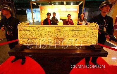 100公斤“金条王”亮相南京国际珠宝节