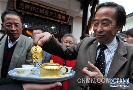 金器工艺大师展示金茶壶 