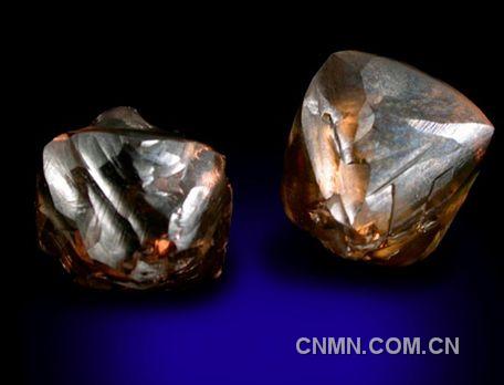褐色钻石，两颗5.63克拉，7x6x6 和 7x7x6 mm，澳大利亚。