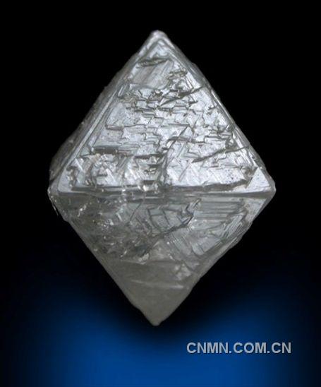 结晶最为完整的八面晶体灰钻，4.12克拉，10.5x8x8 mm，南非。