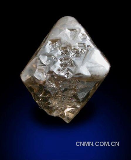 灰色八面晶体，3.78克拉，10x8x8 mm，俄罗斯米尔尼矿。