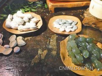 台湾石雕家林仁德以玉石为原料雕凿出毛豆、花生、瓜子等美食，维妙维肖