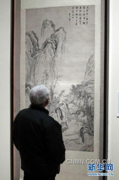 1月16日，观众在北京中国美术馆欣赏邓拓捐赠的古代绘画珍品 。