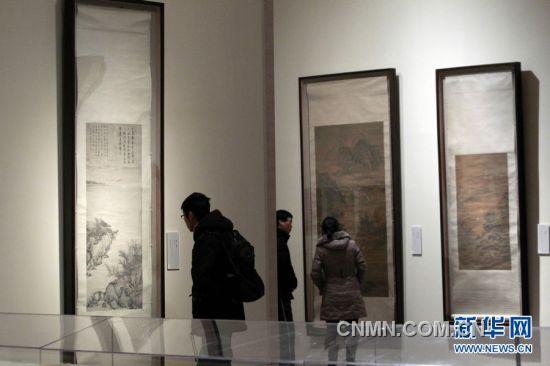 1月16日，观众在北京中国美术馆欣赏邓拓捐赠的古代绘画珍品。