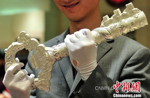 1月17日，一款重10公斤、限量发行仅99把、单件以Ag999纯银的艺术品－－中国银钥匙在北京菜百公司首次上市。