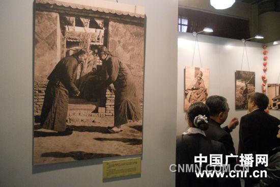 各界观众参观展览