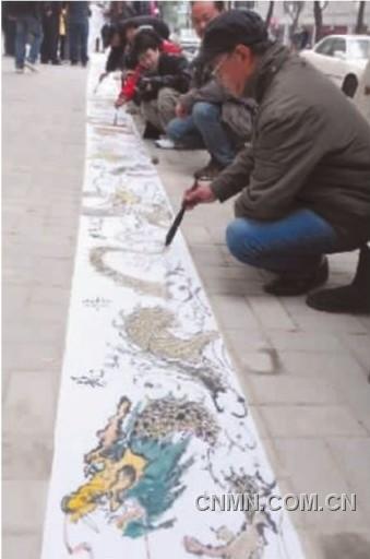 一幅长十八米、集合了20位书画家的笔墨、绘有12条龙的龙年国画。