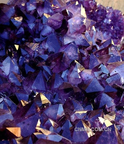 紫晶：晶莹剔透的散落在你的梦里。。。