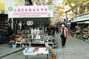 文革“文物”比比皆是的上海东台路古玩市场。