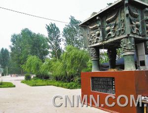烟云涧村口的大鼎，彰显“仿古青铜器第一村”的特色。