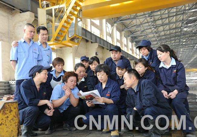 工作间隙刘素花给工友们宣讲十八大精神