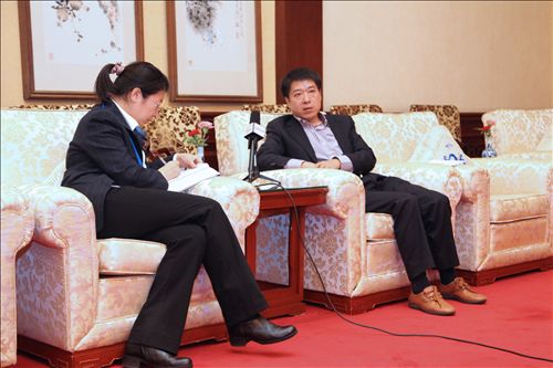 本报记者在采访肇庆多罗山蓝宝石稀有金属有限公司董事长,总经理
