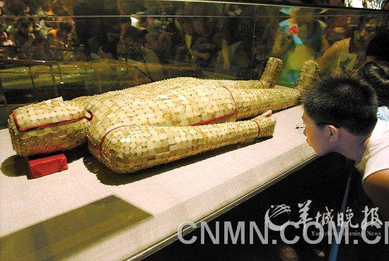 2008年8月13日，北京《中国记忆———五千年文明瑰宝展》展出西汉“金缕玉衣”