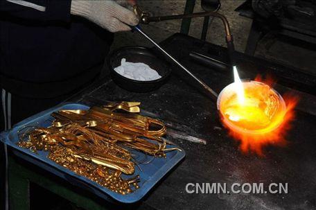 对黄金原料进行回炉熔化，铸成需要的材料金条。