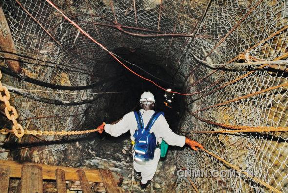 在姆波尼格金矿，矿工们从地面抵达采矿面需要90分钟时间，返程同样需要那么长时间