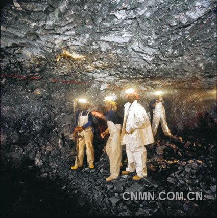 爆破后会产生大量碎石，矿工们需要将这些碎石收集到一起并送到地面
