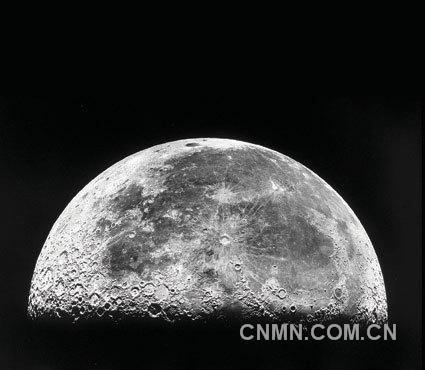 更高的地方：月球也许含有大量的铂系金属，其中绝大多数来自小行星的撞击。此外，月球也许还含有氦-3的储量，这种元素对于进行核聚变试验至关重要