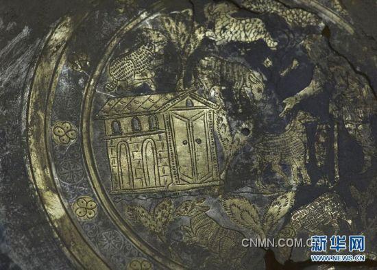 这是在克罗地亚温科夫齐市博物馆展出的新近出土的一件镀金银盘（3月29日摄）。