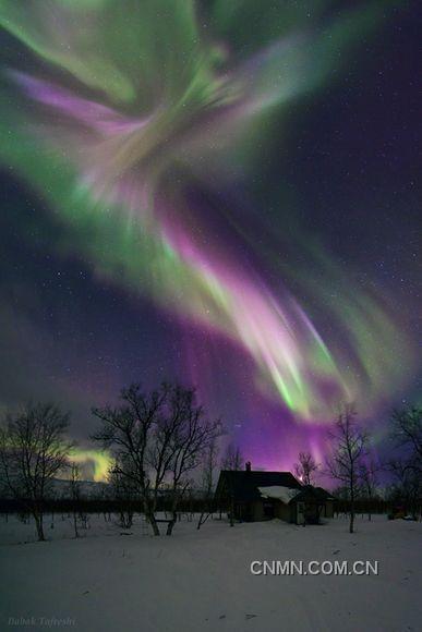 瑞典北部小村上空惊现多彩极光 似天使翅膀
