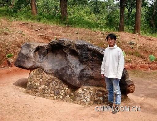 6.坦桑尼亚孟伯希陨石 重约16吨
